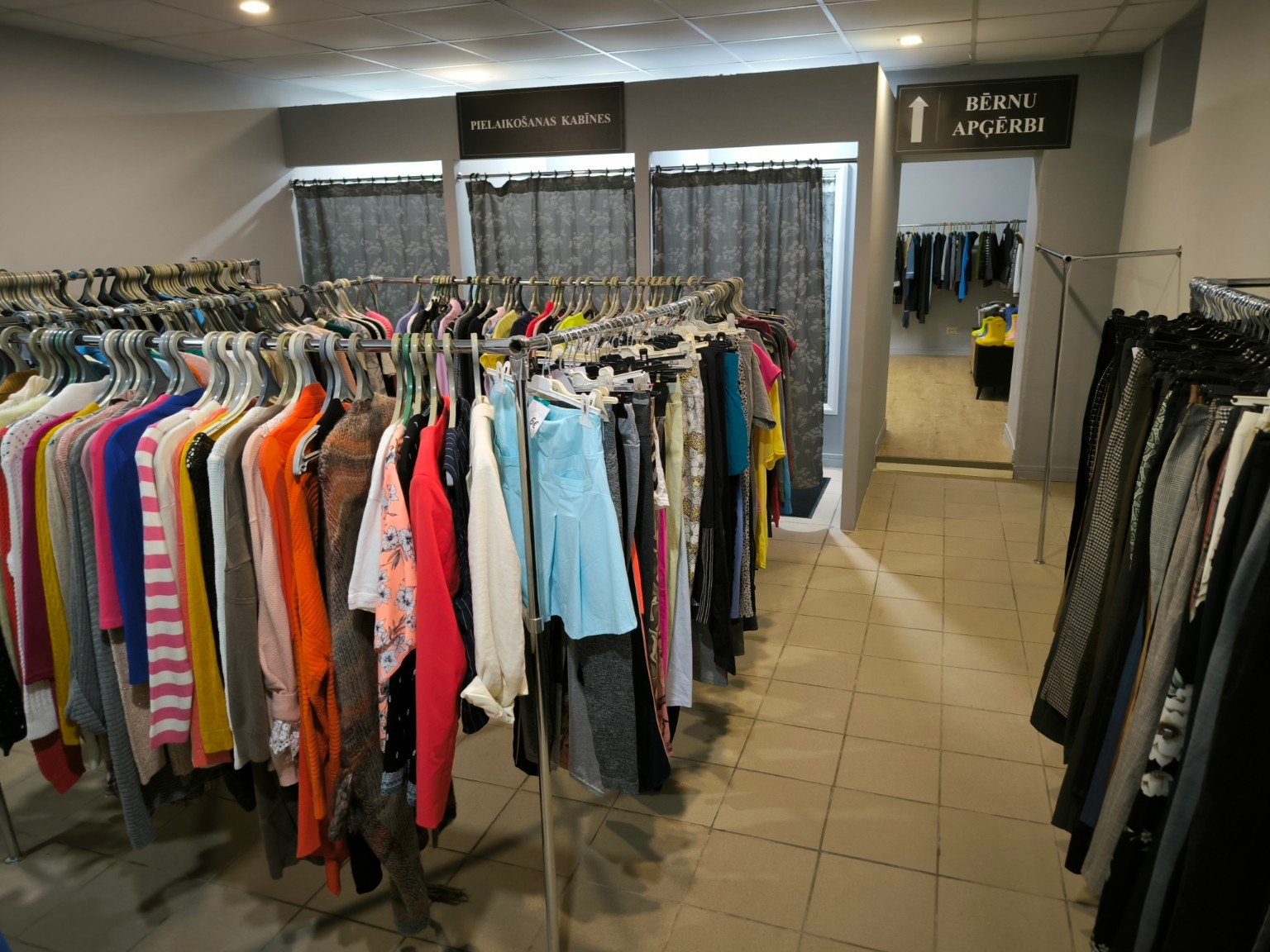 SECONDHANDS veikala apģērbu nodaļa